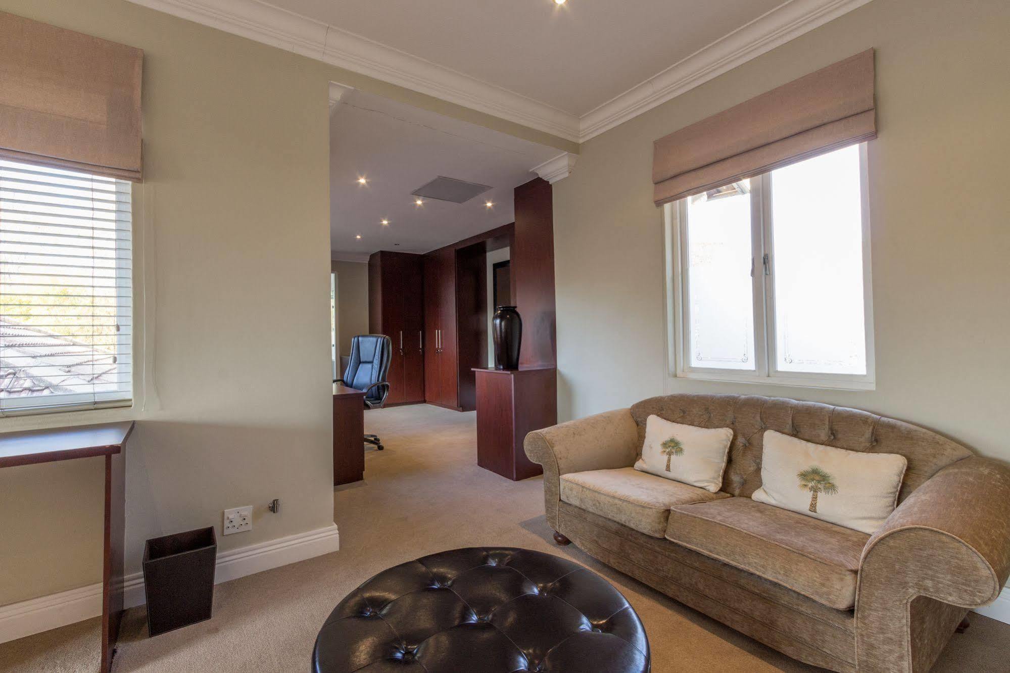 Q On First Guesthouse Johannesburg Exterior photo