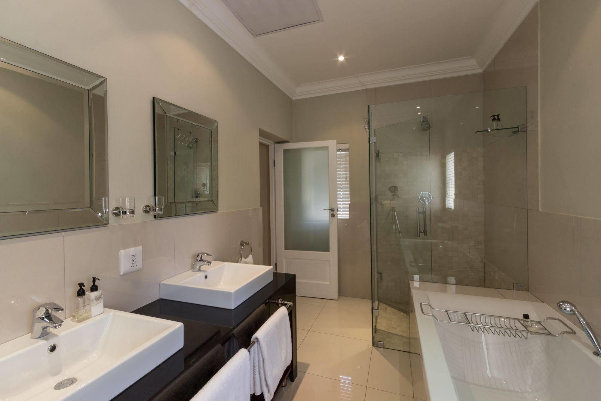 Q On First Guesthouse Johannesburg Exterior photo