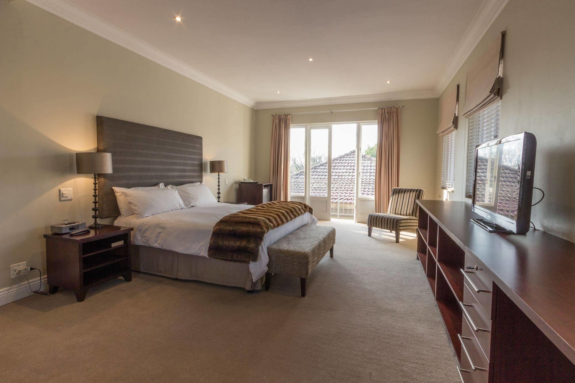 Q On First Guesthouse Johannesburg Exterior photo