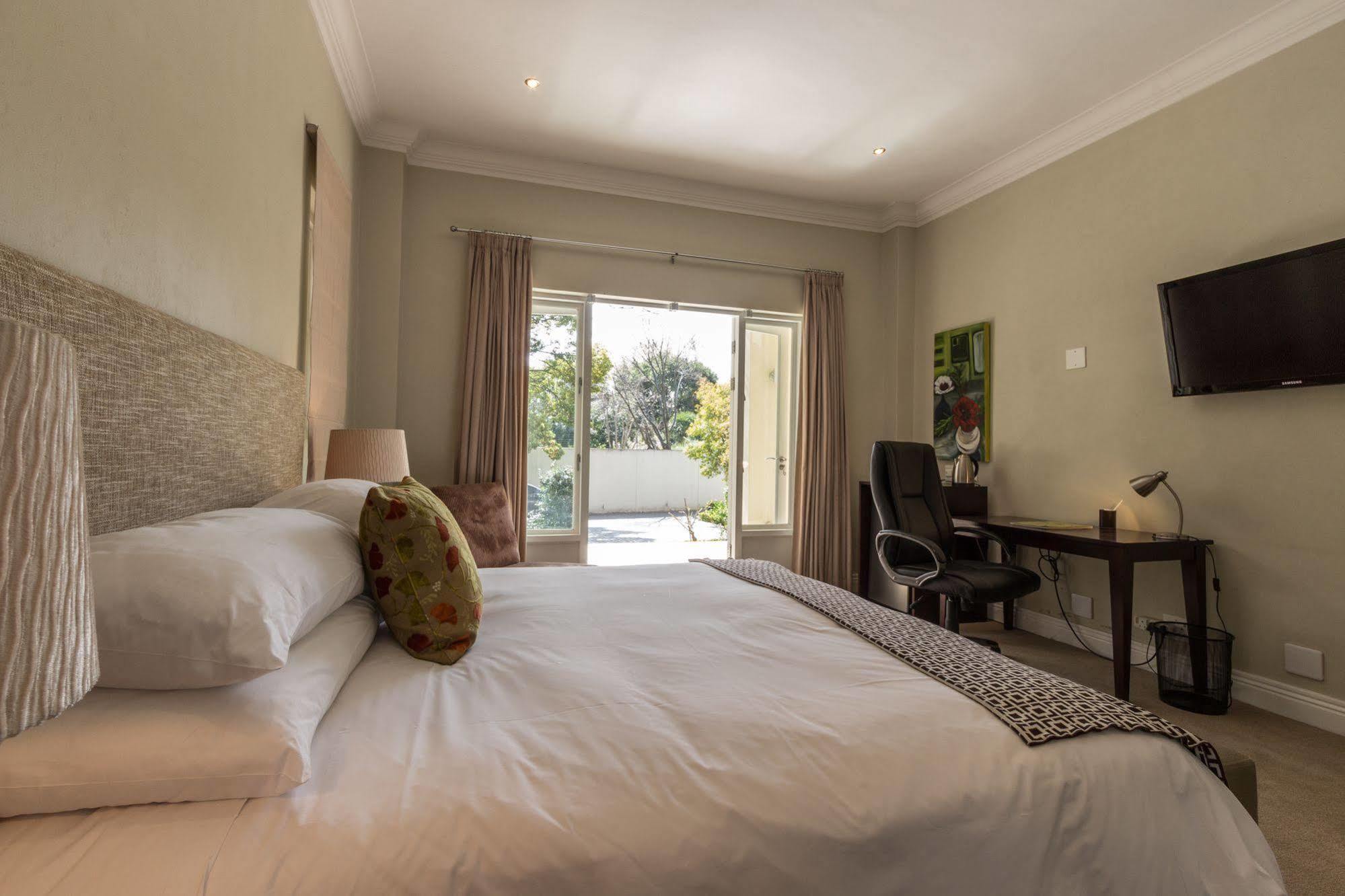 Q On First Guesthouse Johannesburg Exterior photo