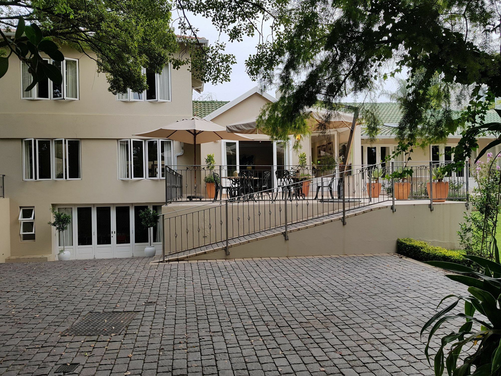 Q On First Guesthouse Johannesburg Exterior photo